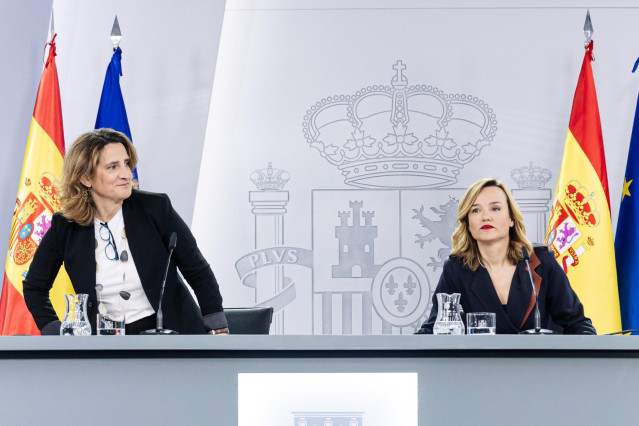 La vicepresidenta tercera y ministra para la Transición Ecológica y el Reto Demográfico, Teresa Ribera (i), y la portavoz del Gobierno y ministra de Educación, Formación Profesional y Deportes, Pilar Alegría (d), a su llegada a una rueda de prensa posteri