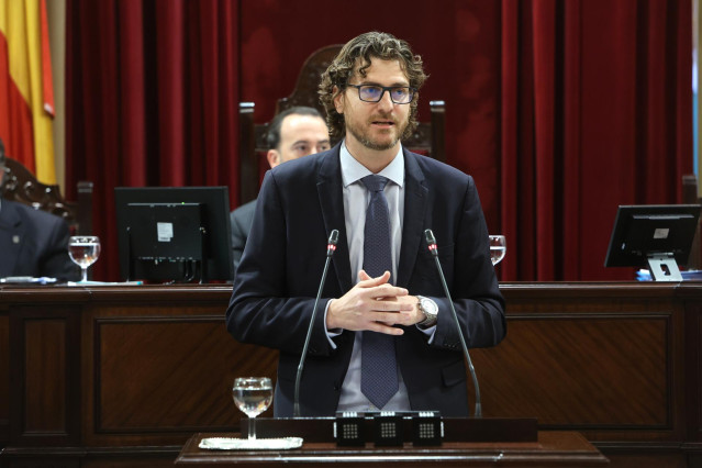 Archivo - El portavoz del PP en Baleares, Sebastià Sagreras, interviene durante un pleno en el Parlament balear