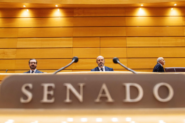 Archivo - El portavoz del PP en el Senado, Javier Maroto (1i), y el presidente del Senado, Pedro Rollán (c), durante una sesión plenaria, en el Senado, a 14 de noviembre de 2023, en Madrid (España).
