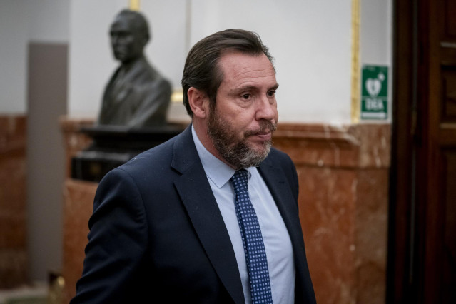 El ministro de Transportes y Movilidad Sostenible, Óscar Puente, a su salida de una sesión plenaria, en el Congreso de los Diputados