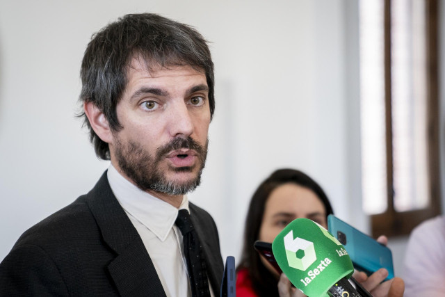 El ministro de Cultura, Ernest Urtasun, atiende a medios a su llegada a reunirse con representantes del Consorcio de Galerías de Arte Contemporáneo, en la sede del Ministerio, a 5 de marzo de 2024, en Madrid (España).