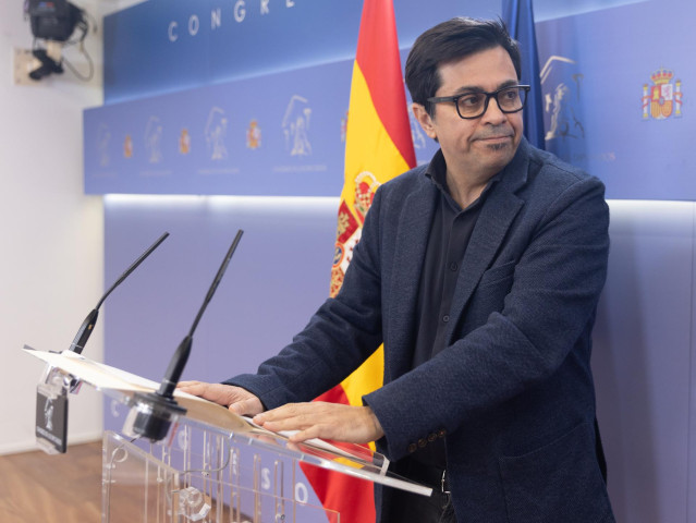 El secretario primero de la Mesa del Congreso, Gerardo Pisarello, interviene durante una rueda de prensa para valorar la comparecencia de Armengol sobre el ‘caso Koldo’, en el Congreso de los Diputados, a 5 de marzo de 2024, en Madrid (España).