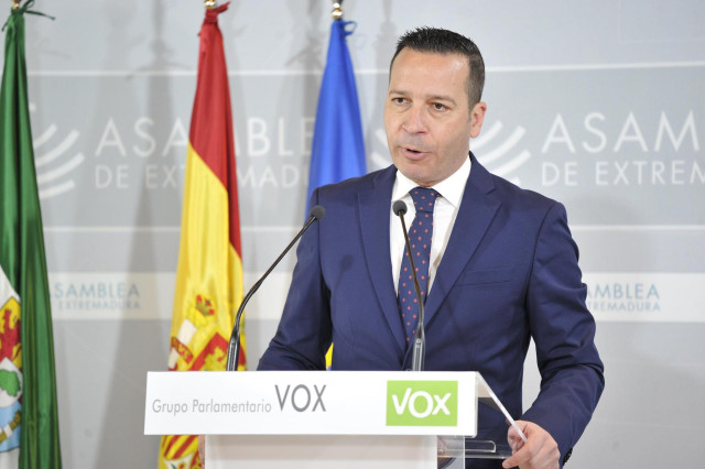 El portavoz de Vox, Óscar Fernández, en rueda de prensa en la Asamblea de Extremadura.