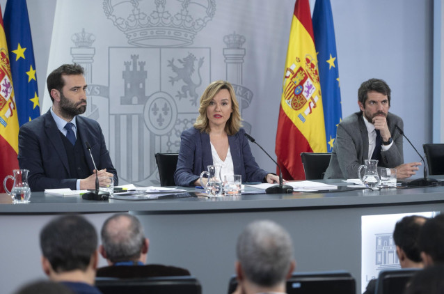 (I-D) El ministro de Economía, Comercio y Empresa, Carlos Cuerpo; la portavoz del Gobierno y ministra de Educación, Pilar Alegría, y el ministro de Cultura, Ernest Urtasun, durante una rueda de prensa posterior a la reunión del Consejo de Ministros, en el
