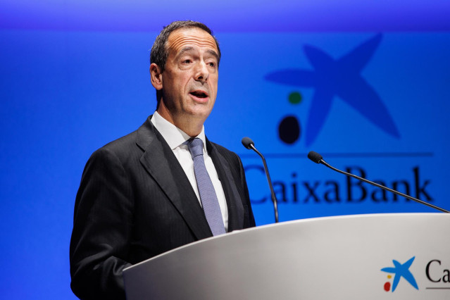 Archivo - El consejero delegado de CaixaBank, Gonzalo Gortázar, interviene durante la XIII edición de La Noche de la Economía, en CaixaForum, a 22 de noviembre de 2023, en Madrid (España).