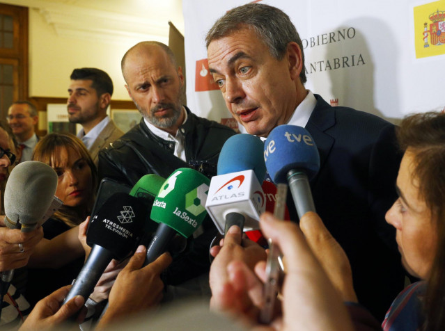 Archivo - El expresidente José Luis Rodríguez Zapatero atiende a los medios en la UIMP