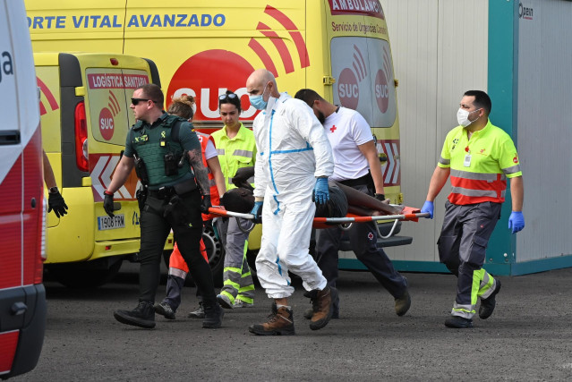 Archivo - Los equipos sanitarios atienden a un migrante a su llegada al puerto de La Restinga, a 4 de febrero de 2024, en El Hierro, Santa Cruz de Tenerife, Tenerife, Canarias (España). Salvamento Marítimo ha interceptado hoy domingo seis embarcaciones en