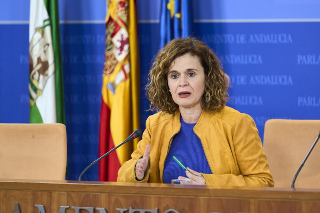 La portavoz adjunta del Grupo Por Andalucía, Esperanza Gómez, durante la ronda de ruedas de prensa de portavoces de los grupos parlamentarios en el Parlamento de Andalucía, a 6 de marzo de 2024 en Sevilla (Andalucía, España). Los portavoces de los grupos