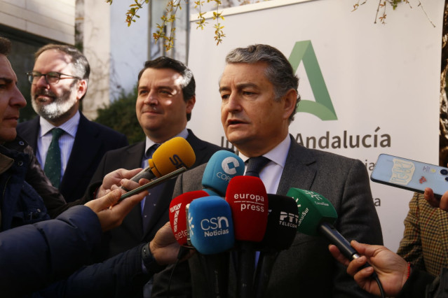 Antonio Sanz atiende a los periodistas en Córdoba.