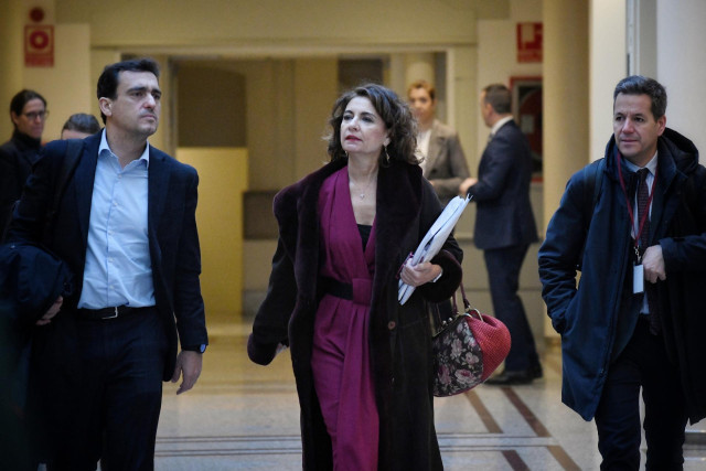 La vicepresidenta primera y ministra de Hacienda, María Jesús Montero, a su llegada a una sesión de control al Gobierno, en el Senado, a 6 de marzo de 2024, en Madrid (España).  El Senado vuelve a debatir y a votar en el Pleno de hoy los objetivos de esta