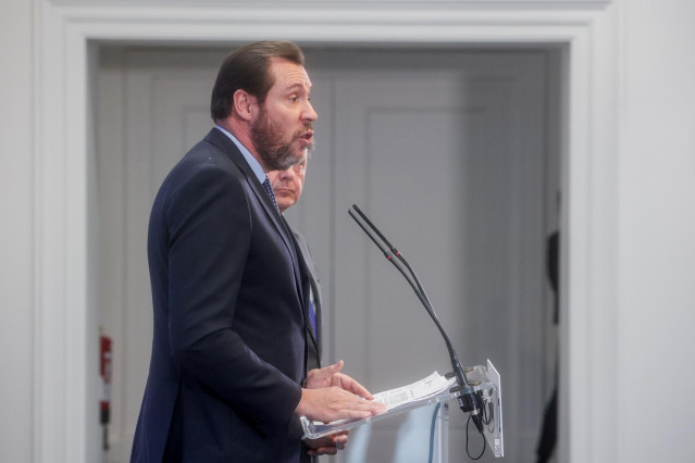El ministro de Transportes y Movilidad Sostenible, Óscar Puente (i), comparece en la sede del Ministerio, a 27 de febrero de 2024, en Madrid (España).
