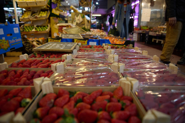 Archivo - Fresas en un expositor de una frutería en un mercado.