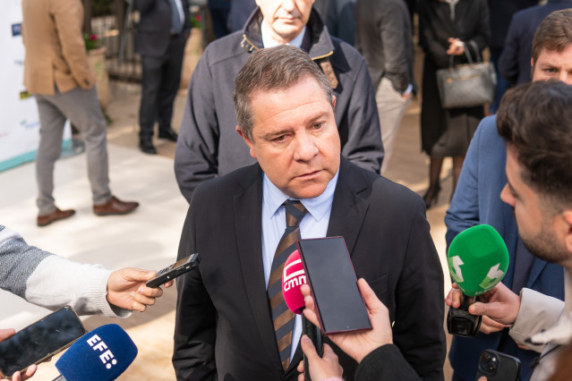 El presidente de Castilla-La Mancha, Emiliano García-Page, atiende a a los medios tras participar en el III Foro Económico Español de Castilla-La Mancha.