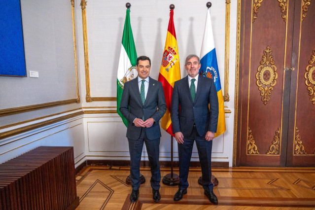 El presidente de la Junta de Andalucía, Juanma Moreno (i) y el presidente del Gobierno de Canarias, Fernando Clavijo (d) antes de mantener una reunión en el Palacio de San Telmo, a 6 de marzo de 2024, en Sevilla, Andalucía (España). El presidente de la Ju