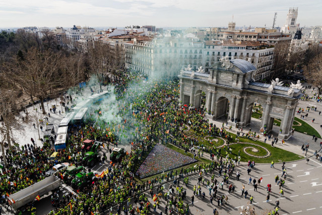 Cientos de agricultores reciben a las primeras columnas de tractores en la Puerta de Alcalá