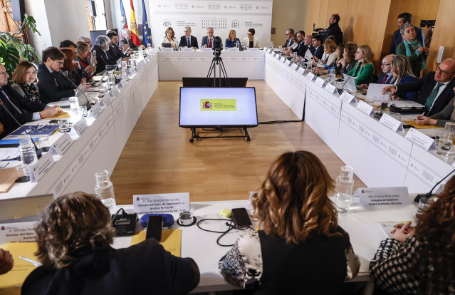 El secretario de Estado de Política Territorial, Arcadi España (2i), el ministro de Política Territorial y Memoria Democrática, Ángel Víctor Torres (c), y la delegada del Gobierno en la Comunidad Valenciana, Pilar Bernabé (2d), durante la reunión de la Co