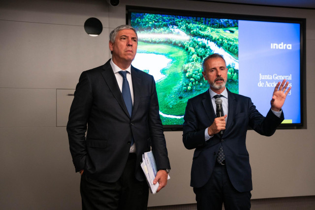 Archivo - (I-D) El consejero delegado de Indra, José Vicente de los Mozos, y el presidente de Indra, Marc Murtra,