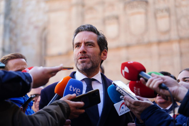 El vicesecretario de Cultura y portavoz del PP, Borja Sémper, atiende a los medios de comunicación después del acto de investidura como Doctor Honoris Causa de la USAL, a título póstumo, a Miguel de Unamuno.
