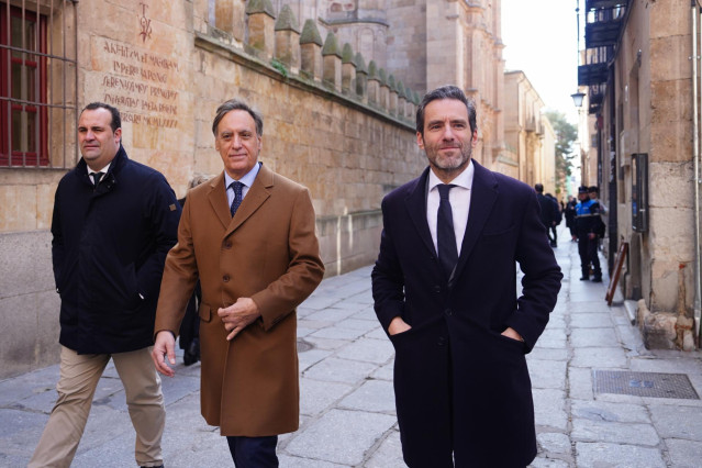El alcalde de Salamanca, Carlos García Carbayo (c), y el vicesecretario de Cultura y portavoz del PP, Borja Sémper (d), después del acto de investidura como Honoris Causa de la USAL, a título póstumo, a Miguel de Unamuno, en el paraninfo de la USAL.