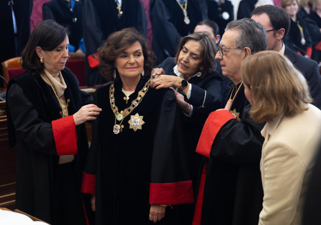 La consejera electiva y ex presidenta del Tribunal Constitucional, María Emilia Casas Baamonde (i), la nueva presidenta del Consejo de Estado, Carmen Calvo (2i), y el consejero permanente y presidente de la Sección Primera, Miguel Herrero y Rodríguez de M
