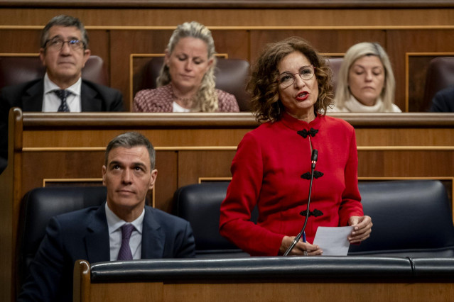 La vicepresidenta primera y ministra de Hacienda, María Jesús Montero, interviene durante la sesión plenaria en el Congreso de los Diputados, a 21 de febrero de 2024, en Madrid (España).