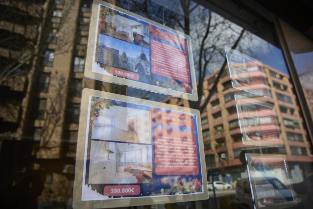 Archivo - Carteles de viviendas en venta en el escaparate de una inmobiliaria