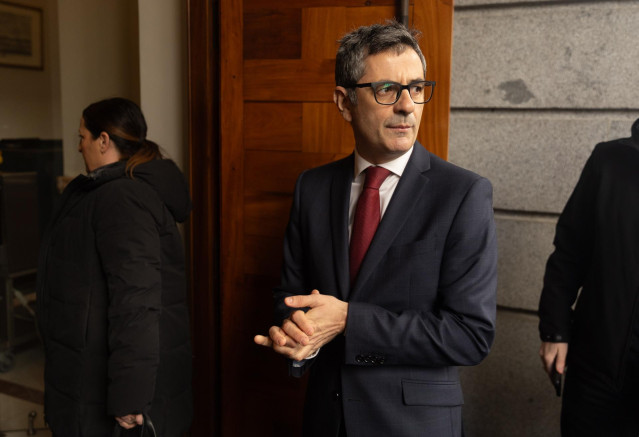 El ministro de la Presidencia, Justicia y Relaciones con las Cortes, Félix Bolaños, ofrece declaraciones a los medios en el Patio del Congreso de los Diputados, a 7 de marzo de 2024, en Madrid (España).