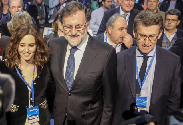 El expresidente del Gobierno Mariano Rajoy entre la presidenta de la Comunidad de Madrid, Isabel Díaz Ayuso, y el presidente nacional del PP, Alberto Núñez Feijóo, en una imagen de archivo