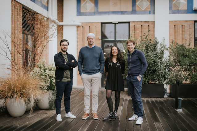 De izquierda a derecha: Steve Anavi (presidente y cofundador de Qonto), Alexis Renard (cofundador de Regate), Laura Pallier (cofundadora de Regate), Alexandre Prot (CEO y cofundador de Qonto)