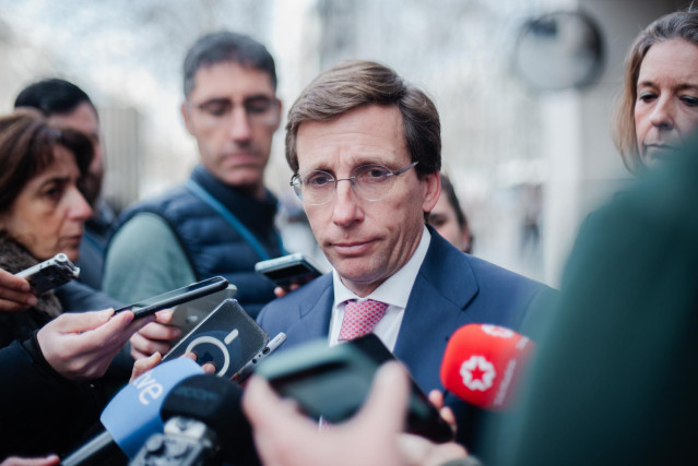 El alcalde de Madrid, José Luis Martínez-Almeida, atiende a medios a su llegada a la inauguración de Casa Cupra, en el Cupra City Garage,