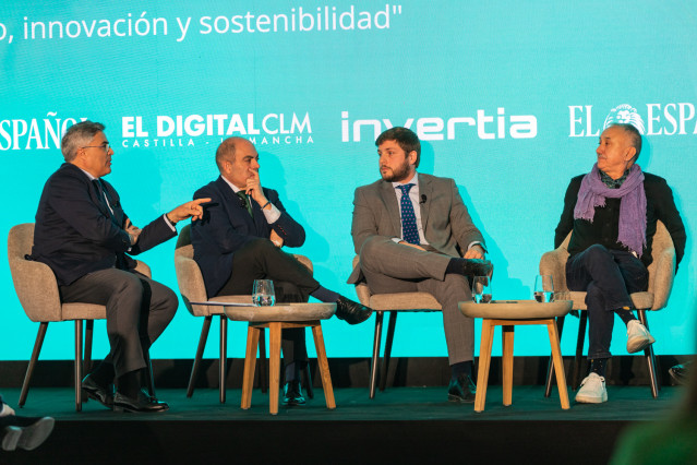 El presidente de Fedeto, Javier Antonio Arribas; el presidente de ATA, Lorenzo Amor; el consejereo de Fomento, Nacho Hernando, y el secretario general de UGT, Pepe Álvarez, en el III Foro Económico Español C-LM.