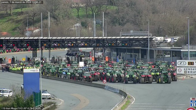 Baserritarras de Gipuzkoa, Navarra e Iparralde bloquean la frontera de Irun con sus tractores