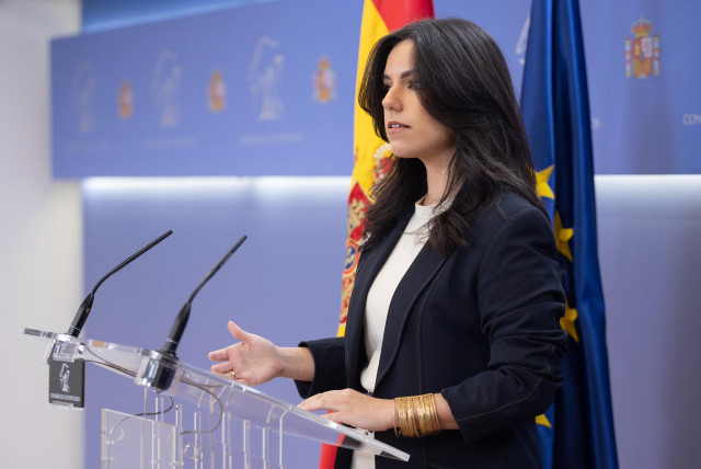 La portavoz de VOX en el Congreso, Pepa Millán, durante una rueda de prensa en el Congreso.