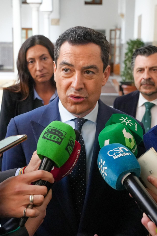 El presidente de la Junta de Andalucía, Juanma Moreno, atiende a los medios a su llegada a la sesión de control. A 07 de marzo de 2024, en Sevilla (Andalucía, España). Segunda jornada de Pleno con la Sesión de Control al Gobierno con preguntas de los grup