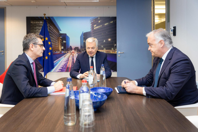 Archivo -  El ministro de Presidencia, Justicia y Relaciones con las Cortes, Félix Bolaños; el comisario de Justicia de la Unión Europea, Didier Reynders, y vicesecretario de Institucional del PP, Esteban González Pons, durante una reunión para desbloquea