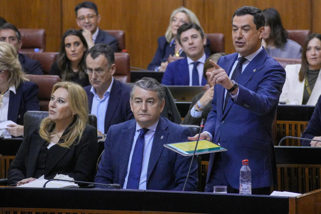 El presidente de la Junta de Andalucía, Juanma Moreno, durante su intervención en la segunda jornada del Pleno del Parlamento andaluz. A 07 de marzo de 2024, en Sevilla (Andalucía, España). Segunda jornada de Pleno con la Sesión de Control al Gobierno con