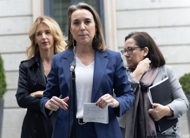 La secretaria general del PP, Cuca Gamarra ofrece declaraciones a los medios en el patio del Congreso de los Diputados, a 7 de marzo de 2024, en Madrid (España).
