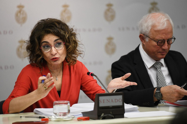 (I-D) La vicepresidenta primera del Gobierno y ministra de Hacienda, María Jesús Montero y el presidente de la comisión, Eloy Suárez, durante la Comisión de Hacienda en el Senado, a 7 de marzo de 2024, en Madrid (España). Durante la comisión, Montero ha i