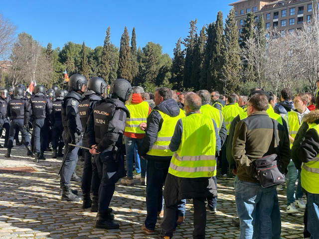 Cientos de agricultores y ganaderos concentrados en el Palacio de la Aljafería