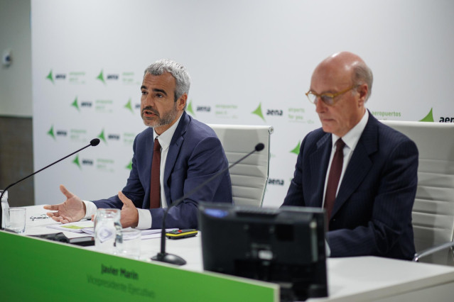 El presidente y consejero delegado de Aena, Maurici Lucena (i) y el vicepresidente Ejecutivo de AENA, Javier Marín (d), durante una rueda de prensa, en el Aeropuerto Adolfo Suárez Madrid-Barajas, a 7 de marzo de 2024, en Madrid (España).