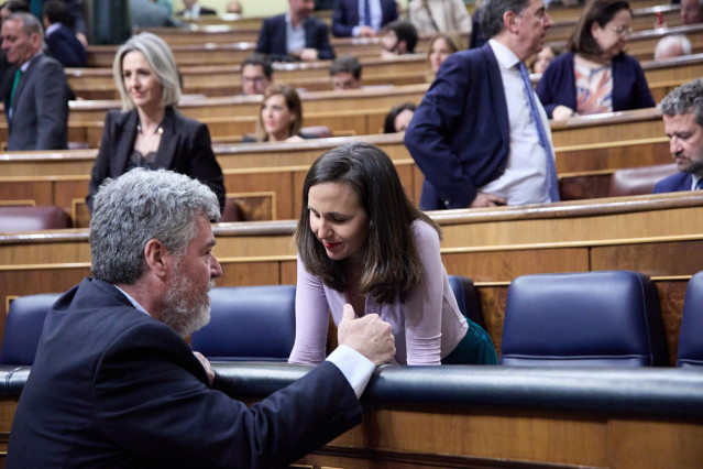 Archivo - El coordinador de Alianza Verde, Juantxo López de Uralde y la líder de Podemos, Ione Belarra, conversan durante sesión plenaria en el Congreso de los Diputados, a 16 de marzo de 2023, en Madrid (España).