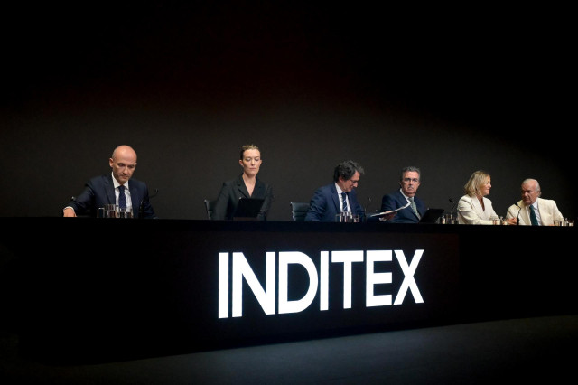 Archivo - El consejero delegado de Inditex, Óscar García Maceiras (1i), y la presidenta de Inditex, Marta Ortega (2i), durante la junta general de accionistas de Inditex, a 11 de julio de 2023, en Arteixo, A Coruña, Galicia (España).