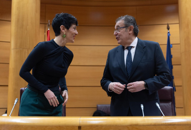 La ministra de Inclusión, Seguridad Social y Migraciones, Elma Saiz, conversa con el presidente de la comisión, Gerardo Campos, a su llegada a la comisión de su departamento en el Senado, a 7 de marzo de 2024, en Madrid (España).