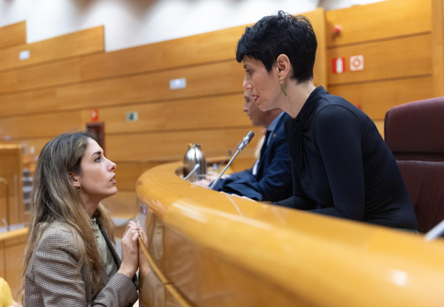 La ministra de Inclusión, Seguridad Social y Migraciones, Elma Saiz (d), conversa durante la comisión de su departamento en el Senado, a 7 de marzo de 2024, en Madrid (España).