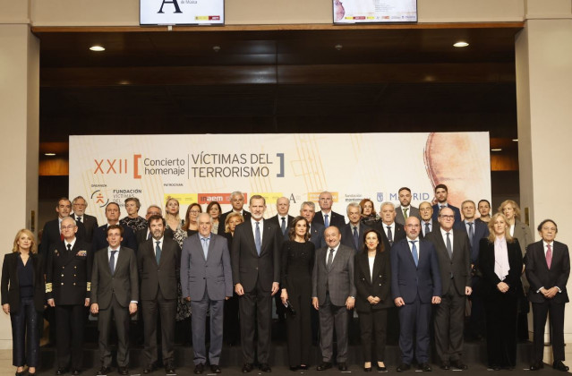 Los Reyes, con todas las asociaciones de víctimas del terrorismo y autoridades presentes en el XXII Concierto “In Memoriam”