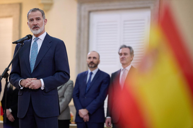 El Rey Felipe VI interviene durante el acto en el que recibe a los 40 alumnos vencedores de las dos últimas ediciones del certamen '¿Qué es un Rey para ti?', en el Palacio Real de El Pardo, a 4 de marzo de 2024, en Madrid (España). Felipe VI ha recibido h