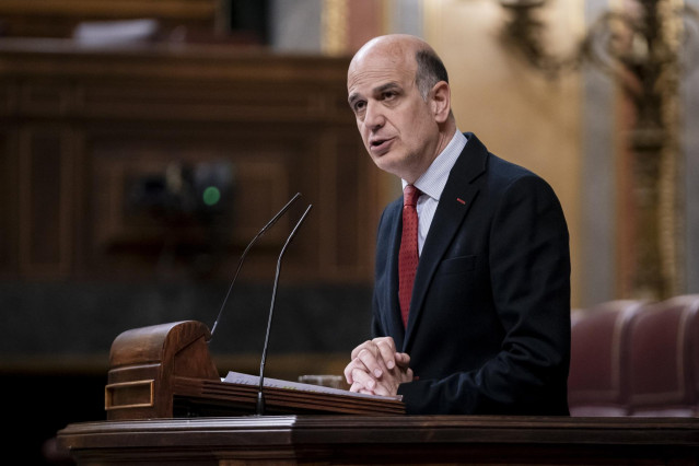 El diputado de UPN, Alberto Catalán Higueras, interviene durante una sesión plenaria, en el Congreso de los Diputados, a 27 de febrero de 2024, en Madrid (España).