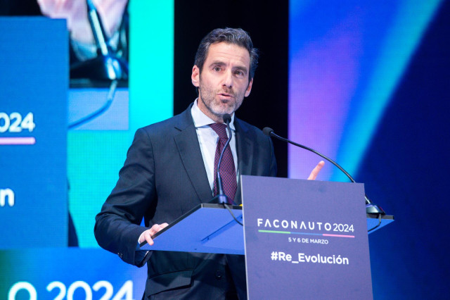 El vicesecretario de Cultura y portavoz del PP, Borja Sémper, interviene durante la inauguración del congreso anual de la empresa de concesionarios Faconauto, en el Palacio Municipal de Congresos de IFEMA Madrid, a 5 de marzo de 2024, en Madrid (España).