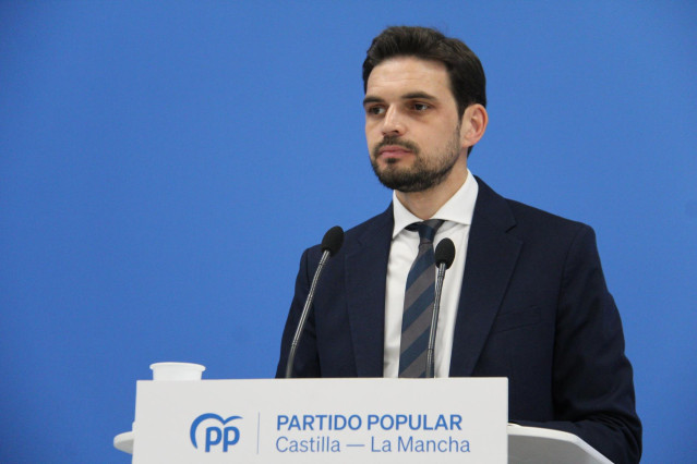 El portavoz del PP de Castilla-La Mancha y diputado autonómico, Santiago Serrano, en rueda de prensa.