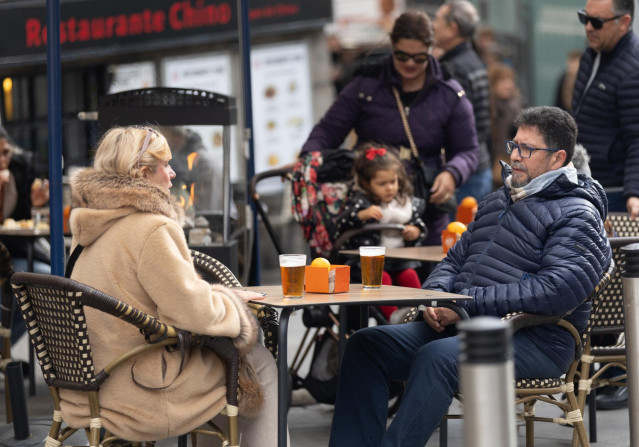 Archivo - Varias personas en la terraza de una bar,